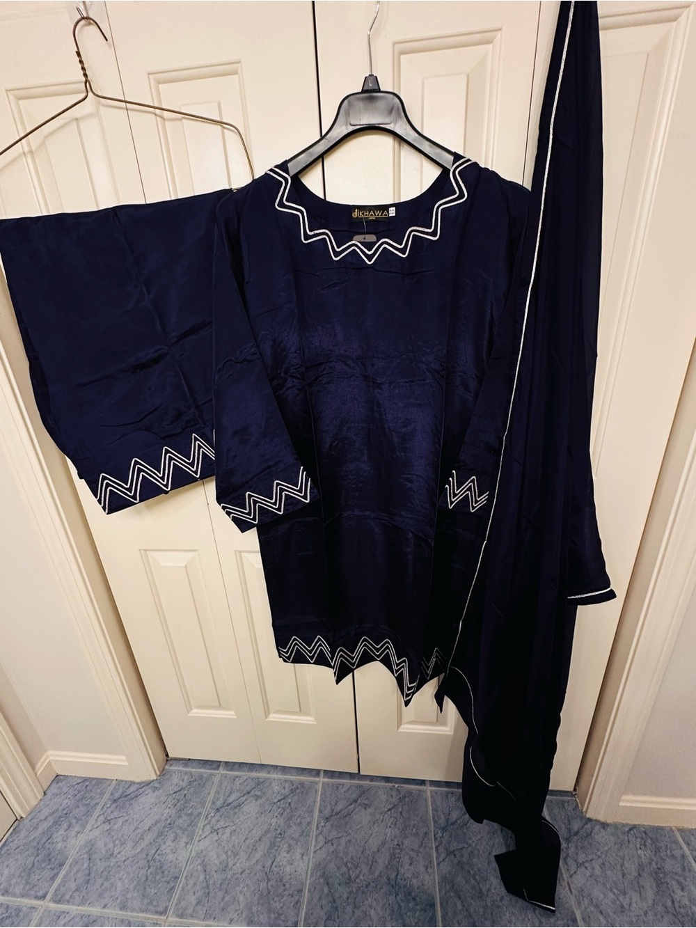 Sale‼️Dikhawa Navy Embroidered silk Women's Farshi Salwaar Kameez set in 22”